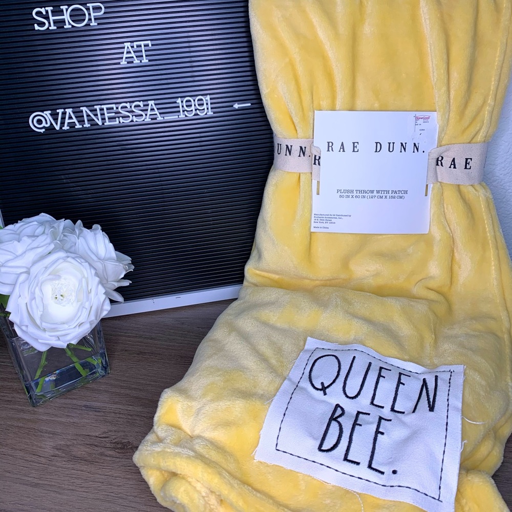 🌸RAE DUNN - PLUSH THROW WITH PATCH “Queen Bee”